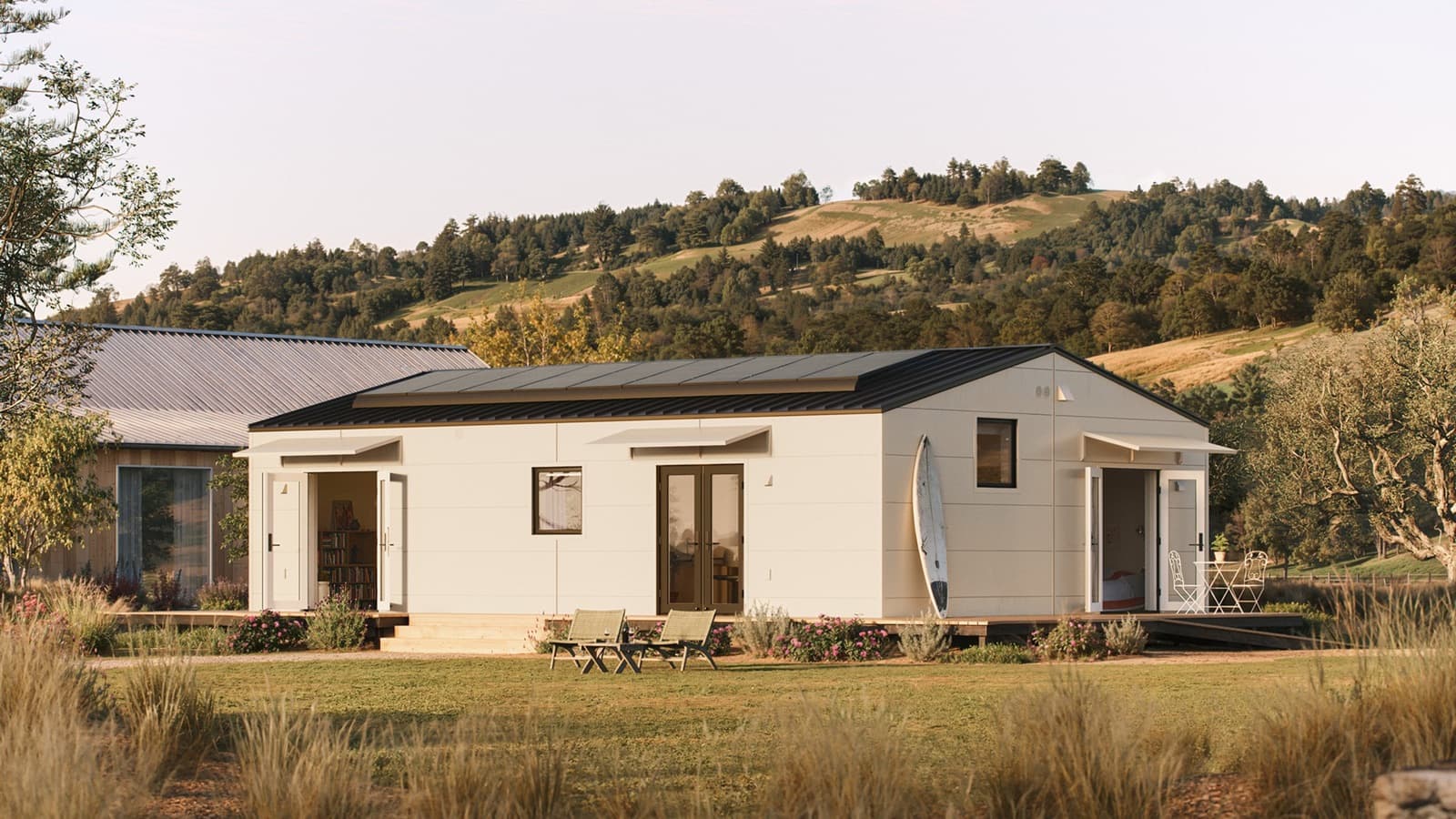 Samara Backyard XL 10 with parchment-colored smooth steel cladding
