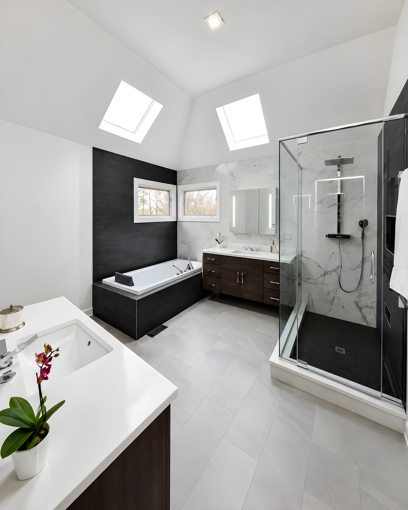 This bathroom is all about clean contrast and quiet impact — photo 2