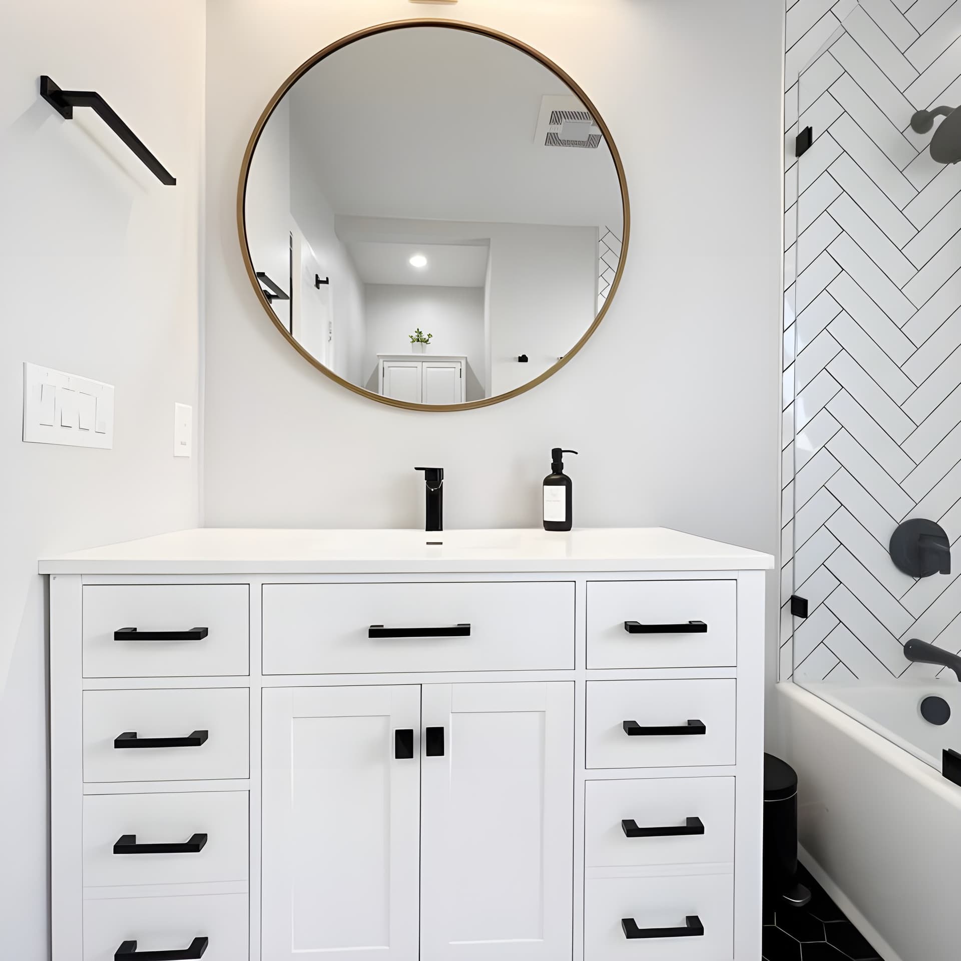 This bathroom sharpens every line and lets the contrast do the talking