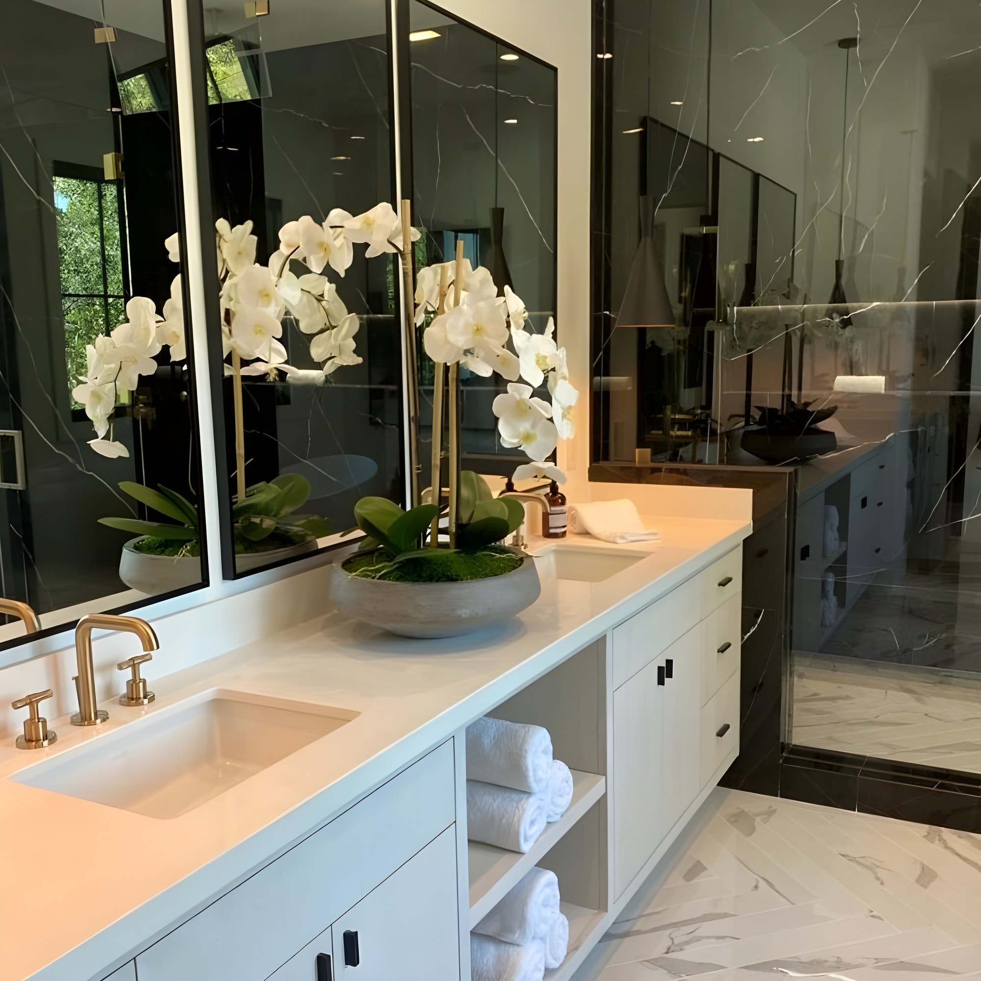 A bathroom that turns contrast into a statement — photo 2