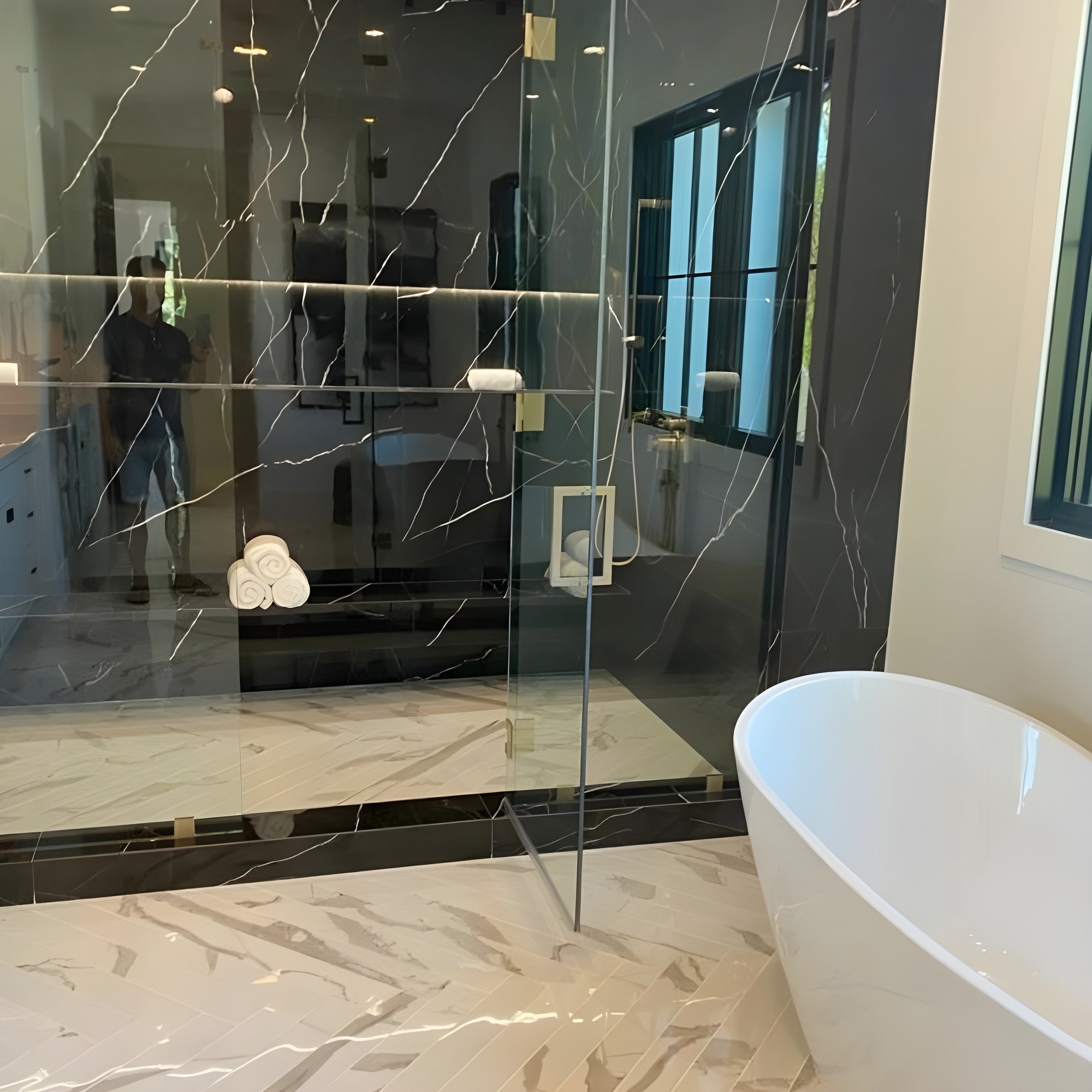 A bathroom that turns contrast into a statement — photo 3