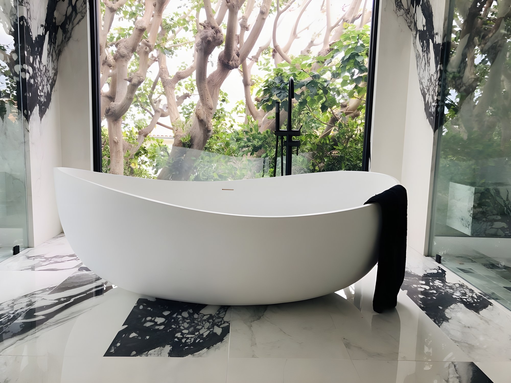 This bathroom turns stone into pure drama — photo 2